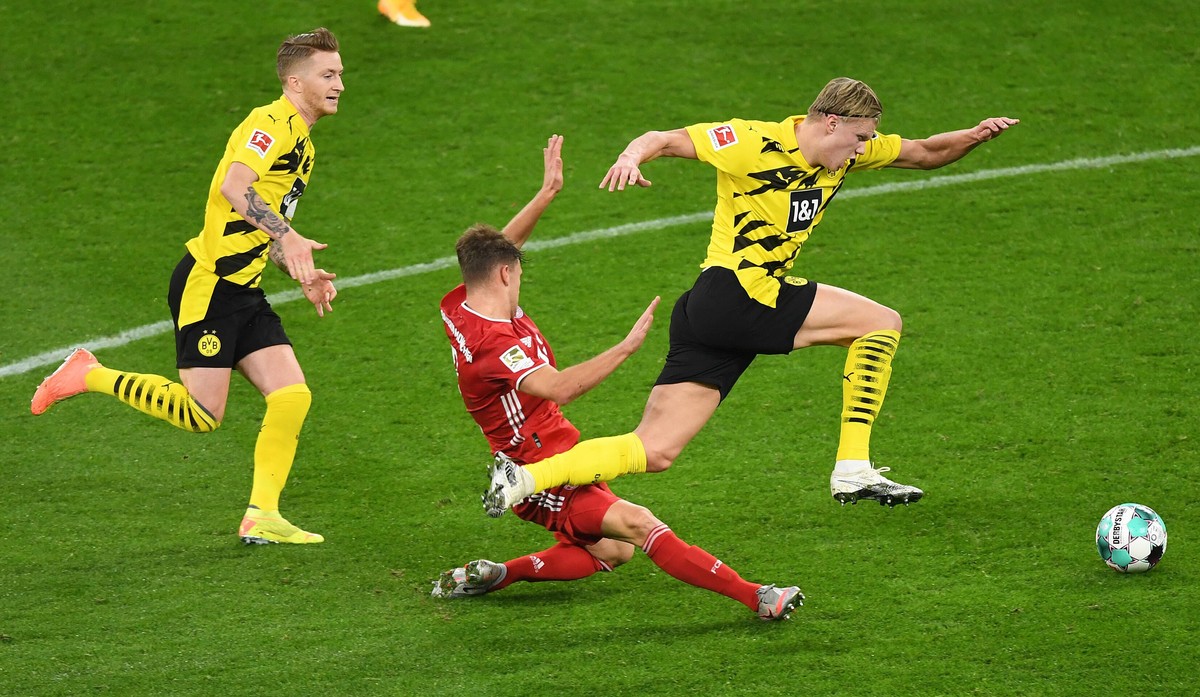 Bezeichnend für die Mentalität des Spielers: Joshua Kimmich (M.) verletzte sich bei einer Rettungsaktion, als er versuchte, Erling Haaland (r.) mit einem taktischen Foul aufzuhalten.