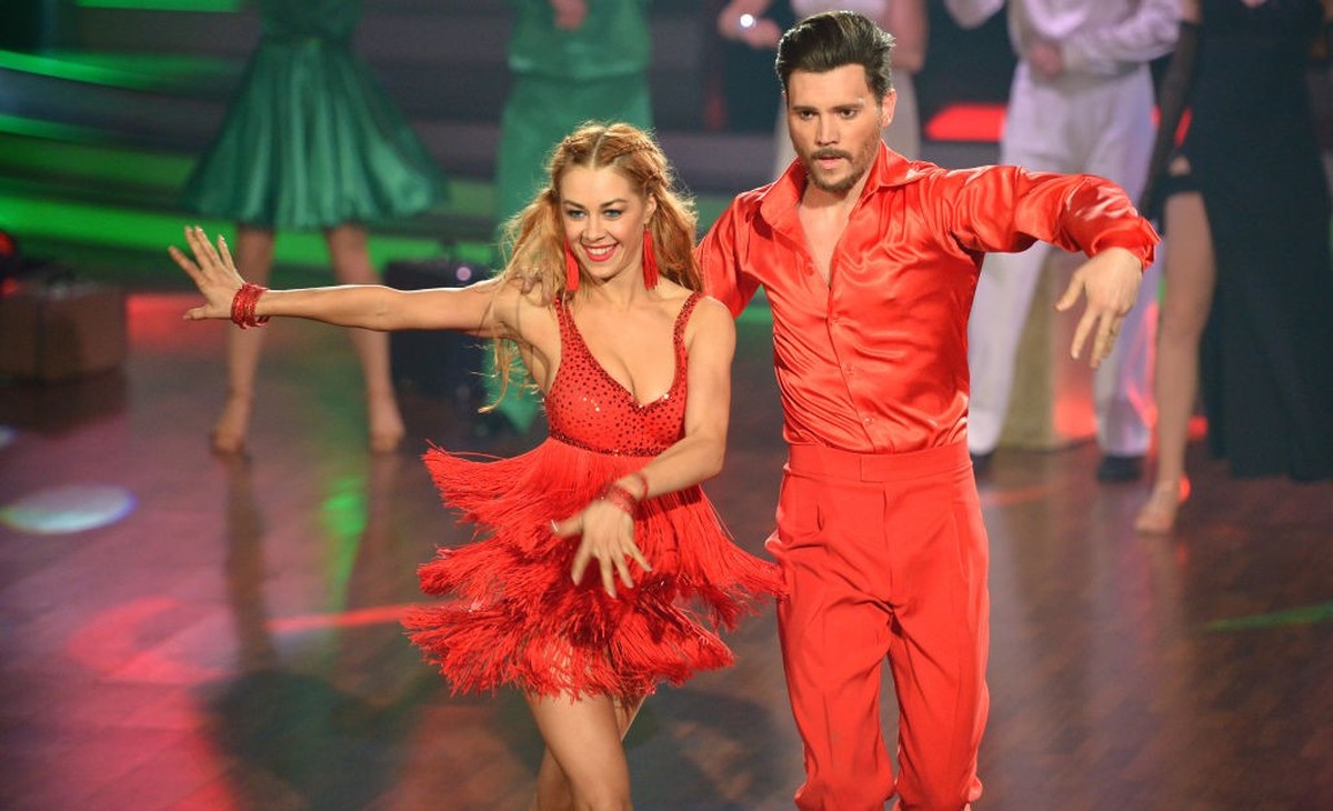 COLOGNE, GERMANY - MAY 04: Bela Klentze and Oana Nechiti perform on stage during the 7th show of the 11th season of the television competition &#039;Let&#039;s Dance&#039; on May 4, 2018 in Cologne, G ...