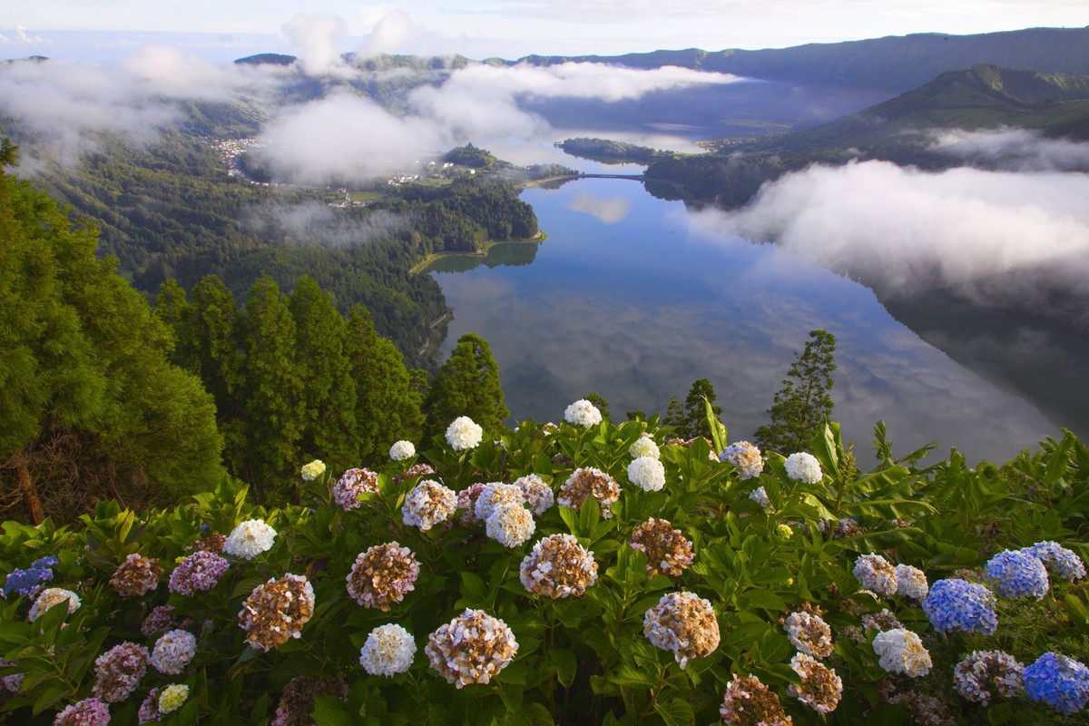 Portugal Portugal, Azores, Sao Miguel Island, Sete Cidades, Lagoa Verde, Lagoa Azul,, Credit:Tibor Bognar / Avalon PUBLICATIONxNOTxINxUKxFRAxUSA Copyright: xTiborxBognarx/xAvalonx 0734500796