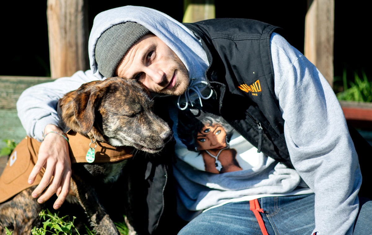 Fynn Kliemann, deutscher Musiker und YouTuber, sitzt mit seinem Hund Giuseppe auf seinem Hof „Kliemannsland“ im Ortsteil Rüspel. Der Musiker aus Niedersachsen erhält den MTV Europe Music Award in der  ...