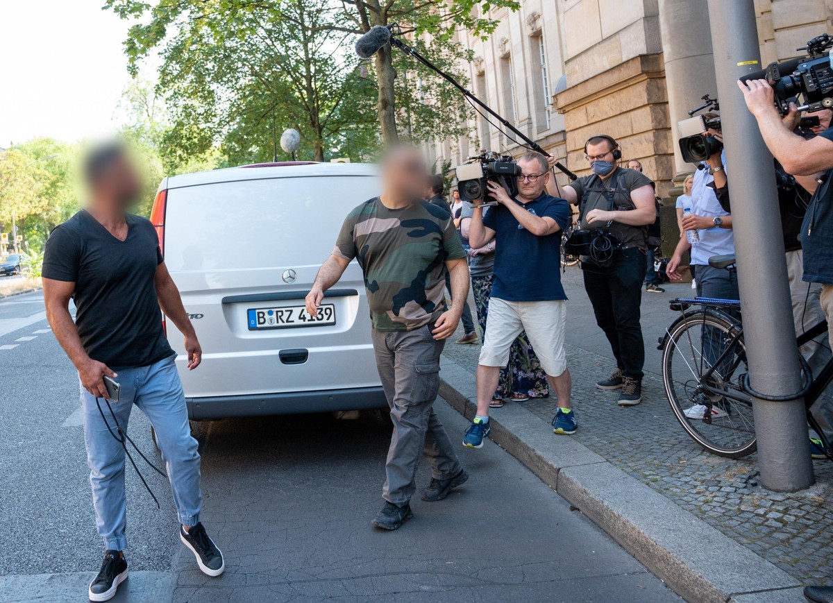 Arafat A.-Ch. (l) und ein Mitangeklagter (2.v.l) kommen nach einer Gerichtsverhandlung aus dem Landgericht. Dem ehemaligen Geschäftspartner von Rapper Bushido, Arafat A.-Ch., werden mehrere Straftaten ...