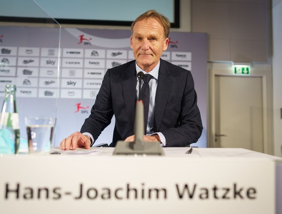ARCHIV - 14.12.2021, Hessen, Frankfurt/Main: Hans-Joachim Watzke, der designierte Aufsichtsratsvorsitzende der Deutschen Fu�ball Liga (DFL), sitzt bei einer Pressekonferenz im Anschluss an die DFL-Mit ...