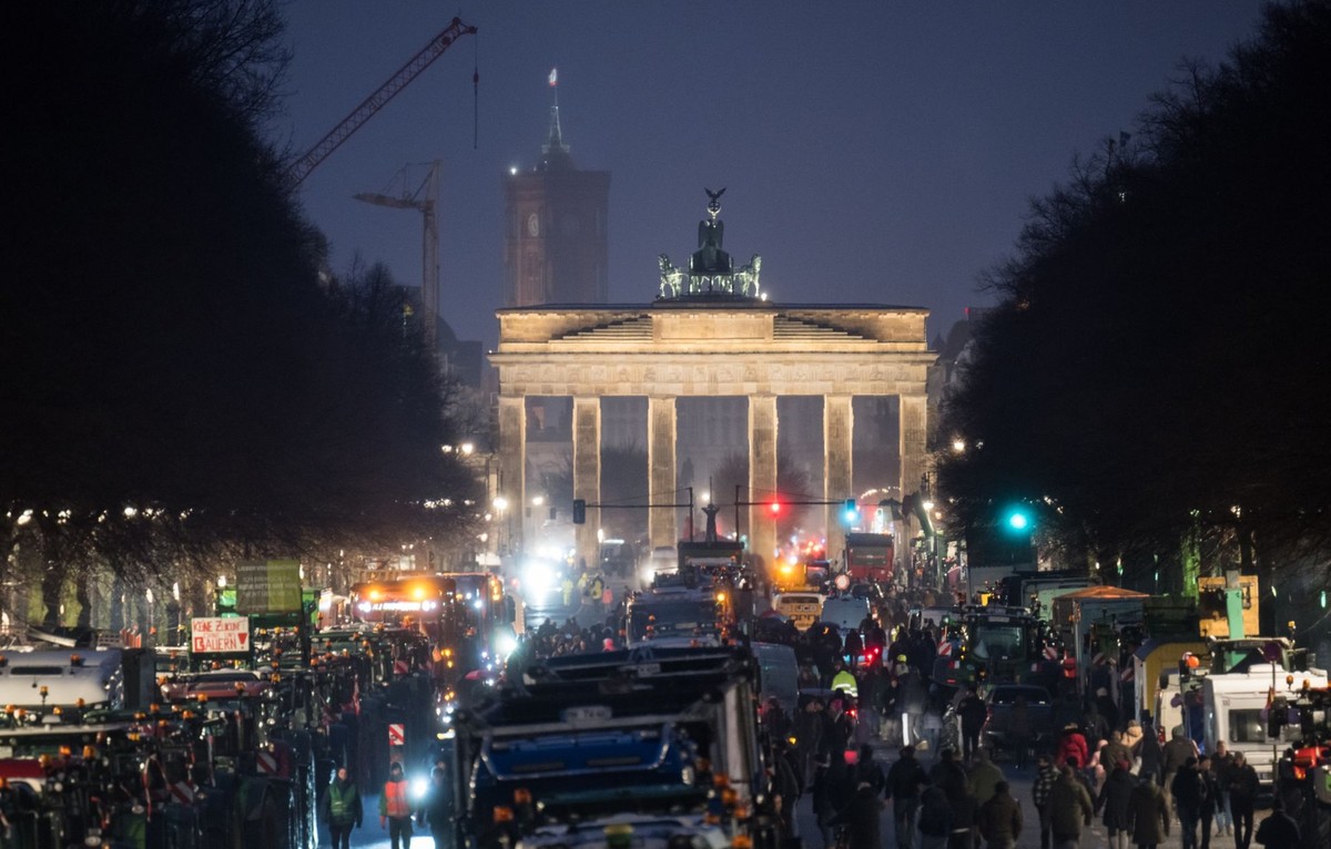 14.01.2024, Berlin: Traktoren stehen vor der angekündigten Großdemonstration des Deutschen Bauernverbandes am Brandenburger Tor auf der Straße des 17. Juni. Vor der geplanten Großkundgebung der Landwi ...