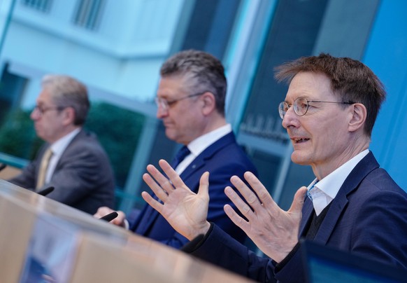 Karl Lauterbach (r-l, SPD), Bundesminister für Gesundheit, Lothar Wieler, Präsident des Robert-Koch-Instituts, und Andreas Gassen, KBV-Vorstandsvorsitzender, geben eine Pressekonferenz zur aktuellen C ...