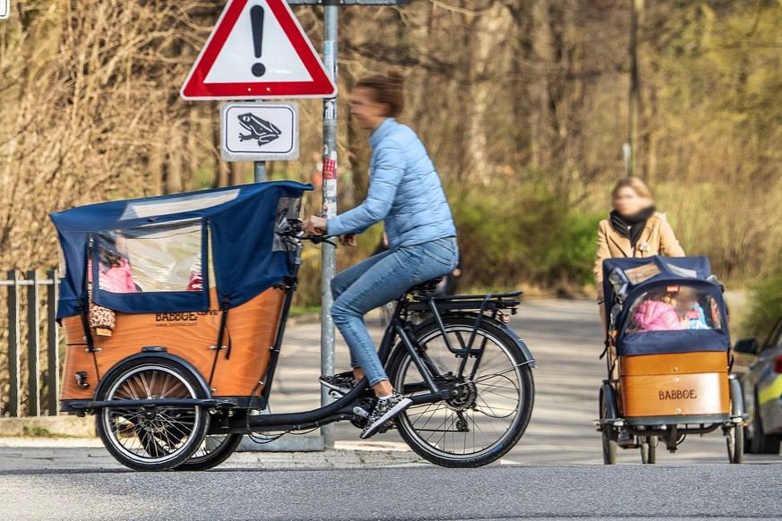 Frauen mit Babboe Lastenfahrrädern unterwegs, München, M rz 2024 Deutschland, München, März 2024, Frauen fahren Babboe Lastenfahrräder in Schwabing, transportieren Kinder, bei einigen Babboe Lastenräd ...