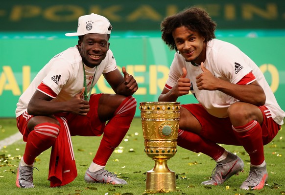 Soccer Football - DFB Cup - Final - Bayer Leverkusen v Bayern Munich - Olympiastadion, Berlin, Germany - July 4, 2020 Bayern Munich&#039;s Alphonso Davies and Joshua Zirkzee celebrate with the trophy  ...