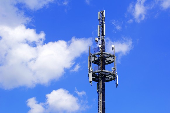 5G-Sendemast vor blauen Himmel mit Cumulus Wolken, Deutschland, Niedersachsen 5G cell tower in front of blue sky with cumulus clouds, Germany, Lower Saxony BLWS549914 Copyright: xblickwinkel/McPHOTOx