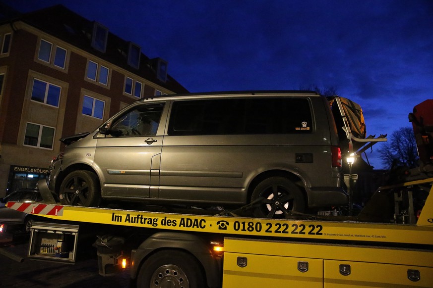 In Münster wird der Wagen des Amokläufers abgeschleppt.