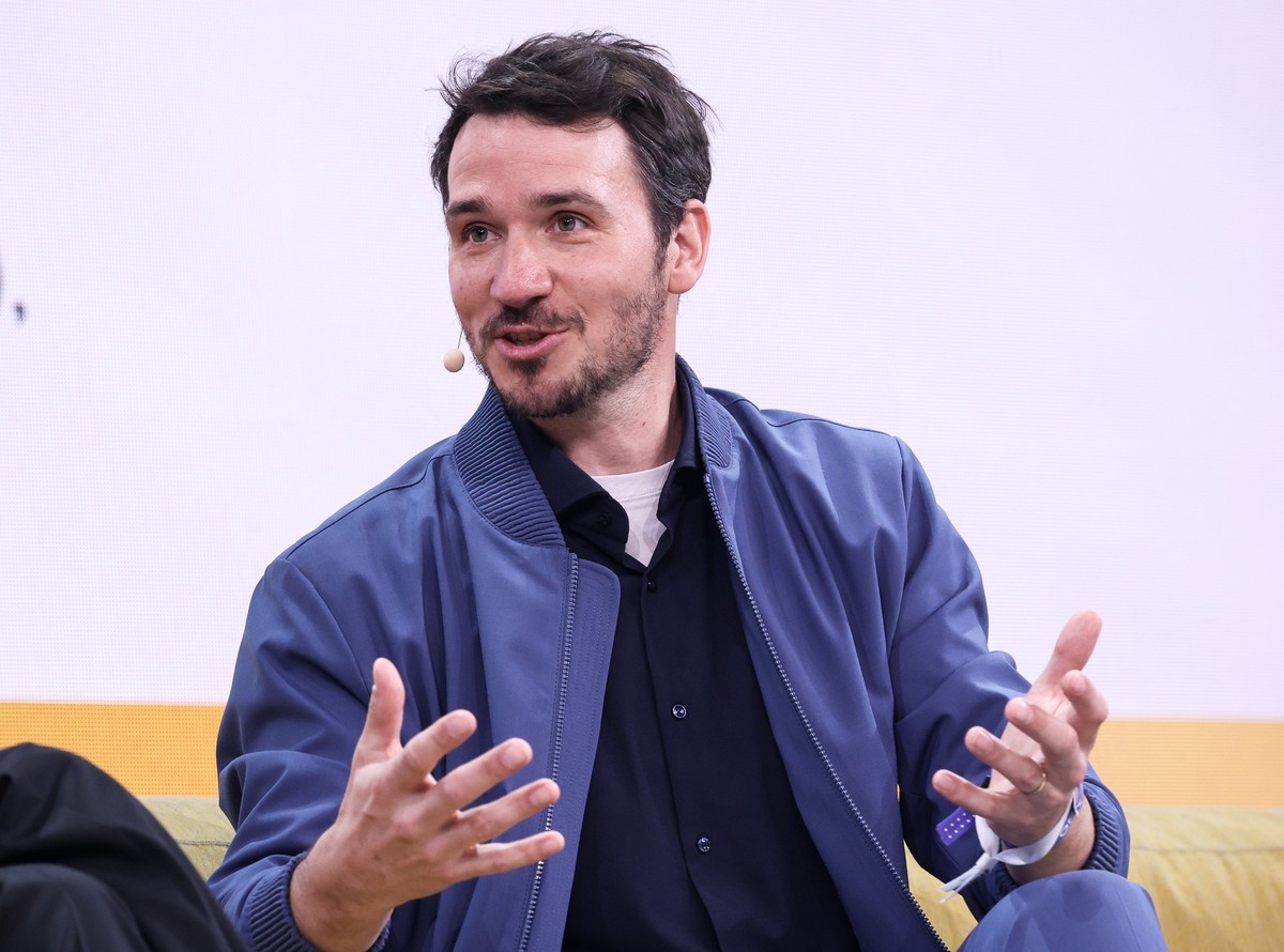 ARCHIV - 08.05.2024, Hamburg: Felix Neureuther, ehemaliger deutscher Skirennl�ufer und Sportexperte ARD, spricht auf einer B�hne auf der Digital- und Marketingmesse OMR in den Messehallen. Der 40-J�hr ...