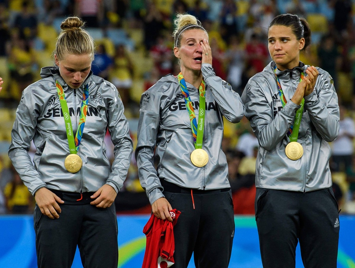 Rio 2016, Fu�ball, Damen, Deutschland ist Olympiasieger vr: Dzsenifer Marozsan GER 10, Anja Mittag GER 11 und Tabea Kemme GER 12 im Finale bei den olympischen Sommerspiele 2016 am 19.08.2016, Rio de J ...