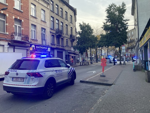 17.10.2023, Belgien, Brüssel: Die Polizei sperrt eine Straße. Nach den tödlichen Schüssen auf zwei Schweden in Brüssel hat die belgische Polizei einen bewaffneten Verdächtigen niedergeschossen. Ob es  ...