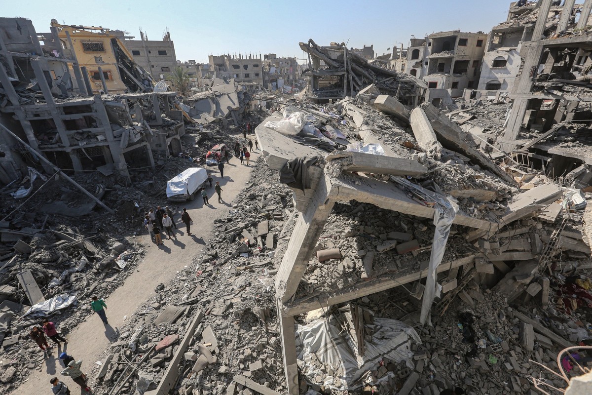 ARCHIV - 24.03.2025, Pal�stinensische Gebiete, Gaza: Pal�stinenser inspizieren Ende M�rz die Sch�den am Haus einer Familie nach einem israelischen Luftangriff auf das Viertel Shujaiya �stlich der Stad ...