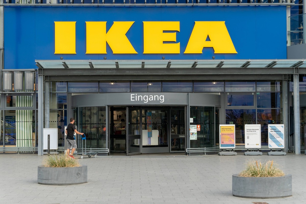 Ein Mann schiebt einen Einkaufswagen vor dem Eingang des IKEA Einrichtungshaus in Kaarst DEU, Kaarst, 05.09.2022 Ikea NRW Deutschland *** A man pushes a shopping cart in front of the entrance of the I ...