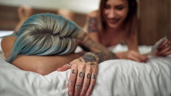 Lieber nackt schlafen oder in Pyjama? Hierzu gibt es viele Pros und Kontras. Allerdings: Experten gehen davon aus, dass Schlafen ohne Bekleidung zumindest auf das Sex-Leben einen positiven Einfluss ha ...