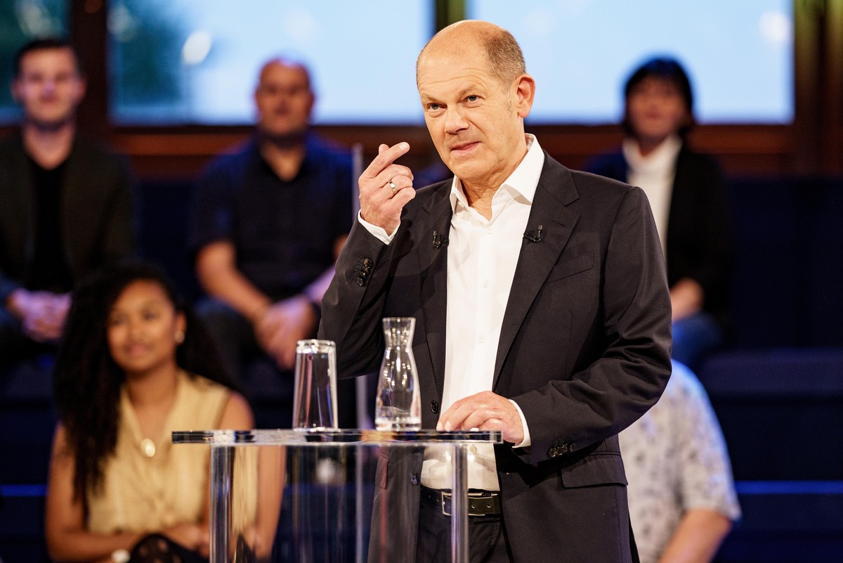 Olaf Scholz (SPD), Spitzenkandidat seiner Partei bei der kommenden Bundestagswahl, steht in der ARD-Wahlarena zur Bundestagswahl in der Kulturwerft Gollan.