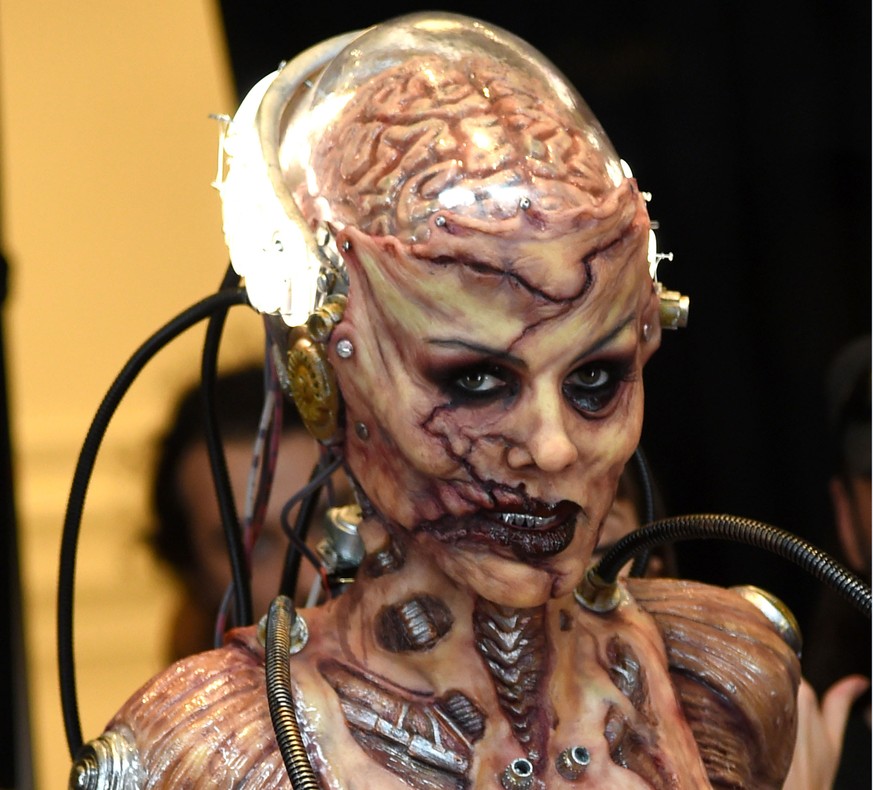 Heidi Klum als fieser Alien. Oder Zombi. Oder Cyborg. Oder so.