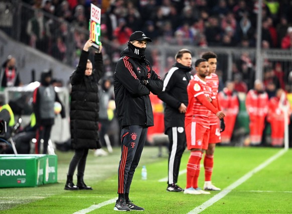 04.04.2023, Bayern, M�nchen: Fu�ball: DFB-Pokal, Bayern M�nchen - SC Freiburg, Viertelfinale, Allianz Arena. Bayerns Trainer Thomas Tuchel (M) beobachtet das Spiel. WICHTIGER HINWEIS: Gem�� den Vorgab ...