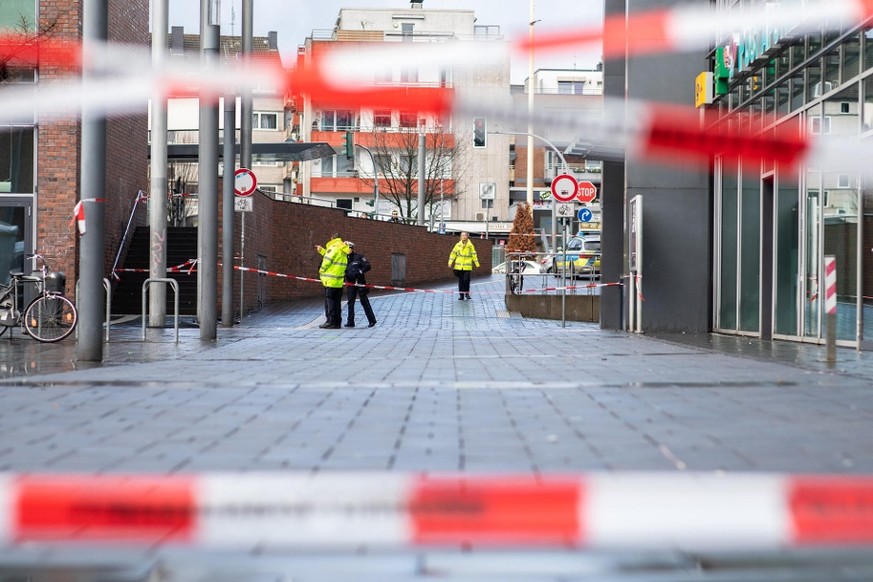 Absperrband der Polizei am Berliner Platz in Bottrop: In Bottrop hat ein Mann sein Auto gezielt in eine Fußgängergruppe gefahren.