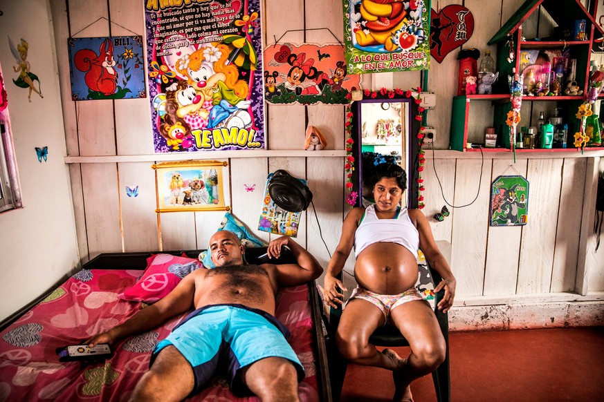 Die Brasilianerin Yorladis ist zum sechsten Mal schwanger, nachdem fünf weitere Schwangerschaften in ihren FARC-Jahren abgebrochen wurden. Sie sagt, dass sie es geschafft hat, die fünfte Schwangerschaft bis zum sechsten Monat vor ihrem Kommandanten zu verstecken, indem sie lose Kleidung trug. Yorladis und ihre Partnerin leben in einem Haus in einem Zwischenlager in Colinas.