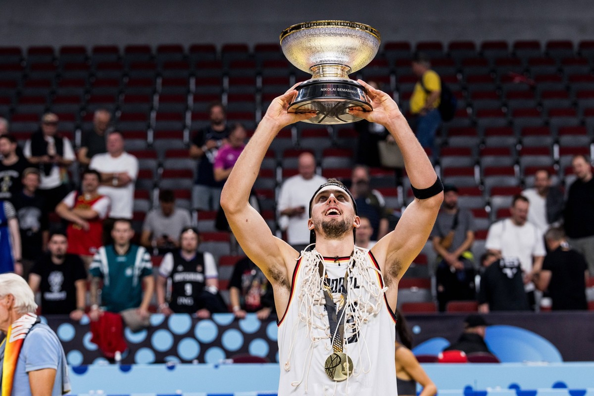 FIBA EuroBasket 2025: Gold T�rkei - Deutschland 14.09.2025 Franz Wagner Deutschland, 9 mit Gold Medaille und Pokal, Troph�e FIBA EuroBasket 2025: Gold T�rkei - Deutschland Riga, Arena Riga am 14.09.20 ...