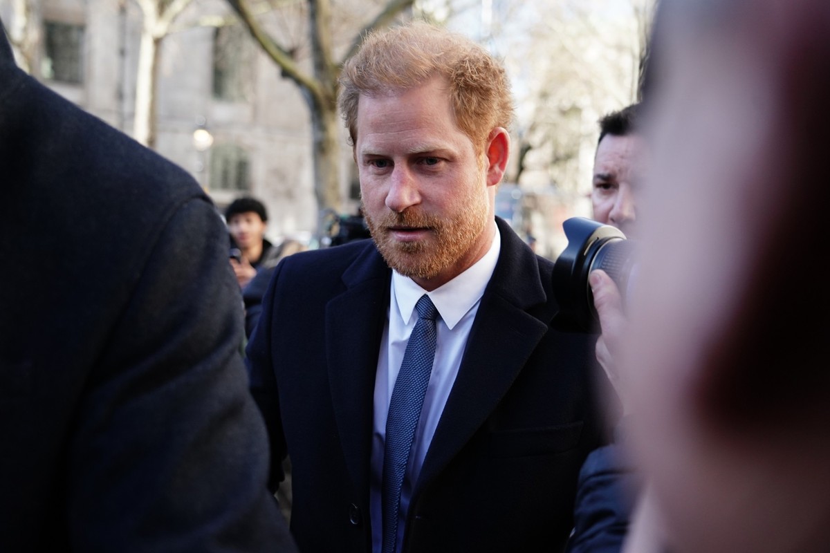 27.03.2023, Gro�britannien, London: Prinz Harry, Herzog von Sussex, trifft vor einer Anh�rung vor dem Royal Courts Of Justice im Zentrum Londons ein. Sieben Personen - der Herzog von Sussex, Baroness ...