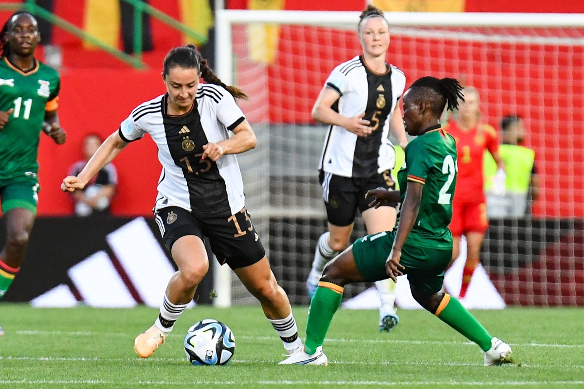 Fußball I Frauen I Saison 2022-2023 I Länderspiel I Deutschland - Sambia I 07.07.2023 Sara Däbritz 13, Deutschland gegen Avell Chitundu 21, Sambia Fürth Sportpark Ronhof Thomas Sommer Bayern Deutschla ...