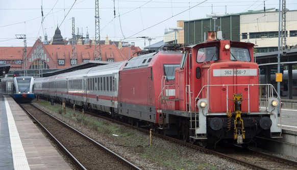 Auf dem Bahnhof in Stralsund (Mecklenburg-Vorpommern) fährt am 26.09.2017 eine Rangierlokomotive. Die Deutsche Bahn will Stralsund zu einem Drehkreuz bei der Wartung von Fernzügen machen. Das Unterneh ...