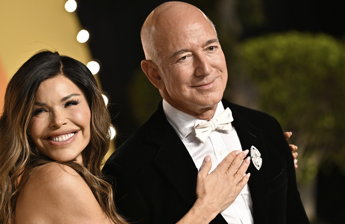 ARCHIV - 02.03.2025, USA, Beverly Hills: Lauren Sánchez und Jeff Bezos kommen zur Vanity Fair Oscar Party ins Wallis Annenberg Center for the Performing Arts. (zu dpa: «Proteste gegen Jeff Bezos&#039; ...
