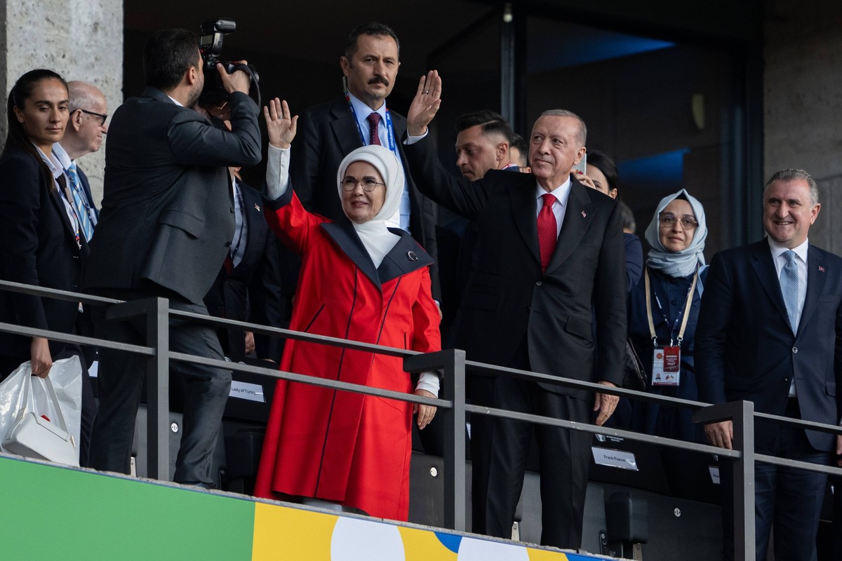 240706 Recep Tayyip Erdogan, president of Turkiye, in the stands ahead of the UEFA EURO, EM, Europameisterschaft,Fussball 2024 Football Championship quarterfinal between Netherlands and T�rkiye on Jul ...