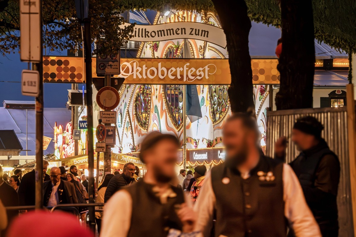 Willkommen zum Oktoberfest, Wiesnbesucher am Haupteingang der Wiesn, am Abend, September 2025 Deutschland, M�nchen, September 2025, Oktoberfest 2025, Willkommen zum Oktoberfest, Haupteingang der Wiesn ...