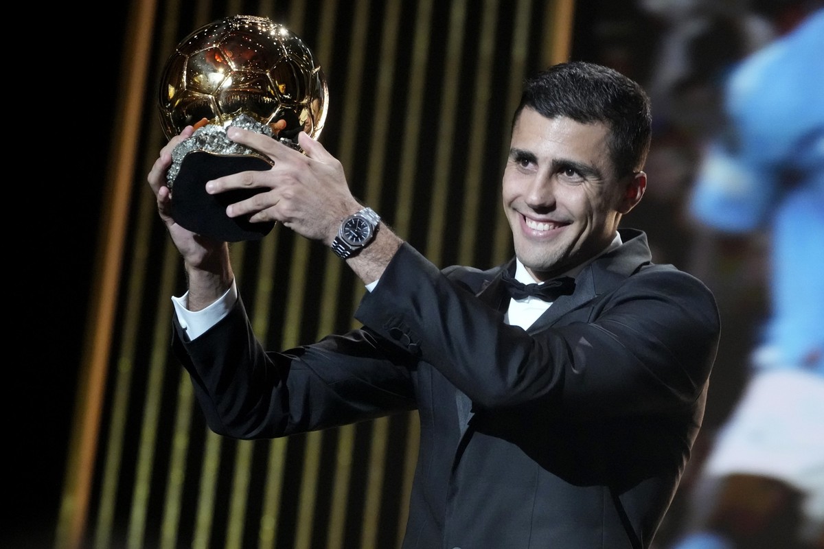28.10.2024, Frankreich, Paris: Der spanische Spieler Rodri erhält den Ballon d'Or 2024 der Männer während der Verleihung des 68. Ballon d'Or (Goldener Ball) im Theatre du Chatelet. Foto: Mic ...