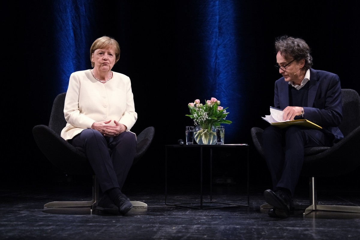 29.04.2023, Sachsen, Leipzig: Die frühere Bundeskanzlerin Angela Merkel sitzt neben dem Journalisten Giovanni di Lorenzo bei einer Veranstaltung im Rahmen der Leipziger Buchmesse auf einer Bühne im Sc ...