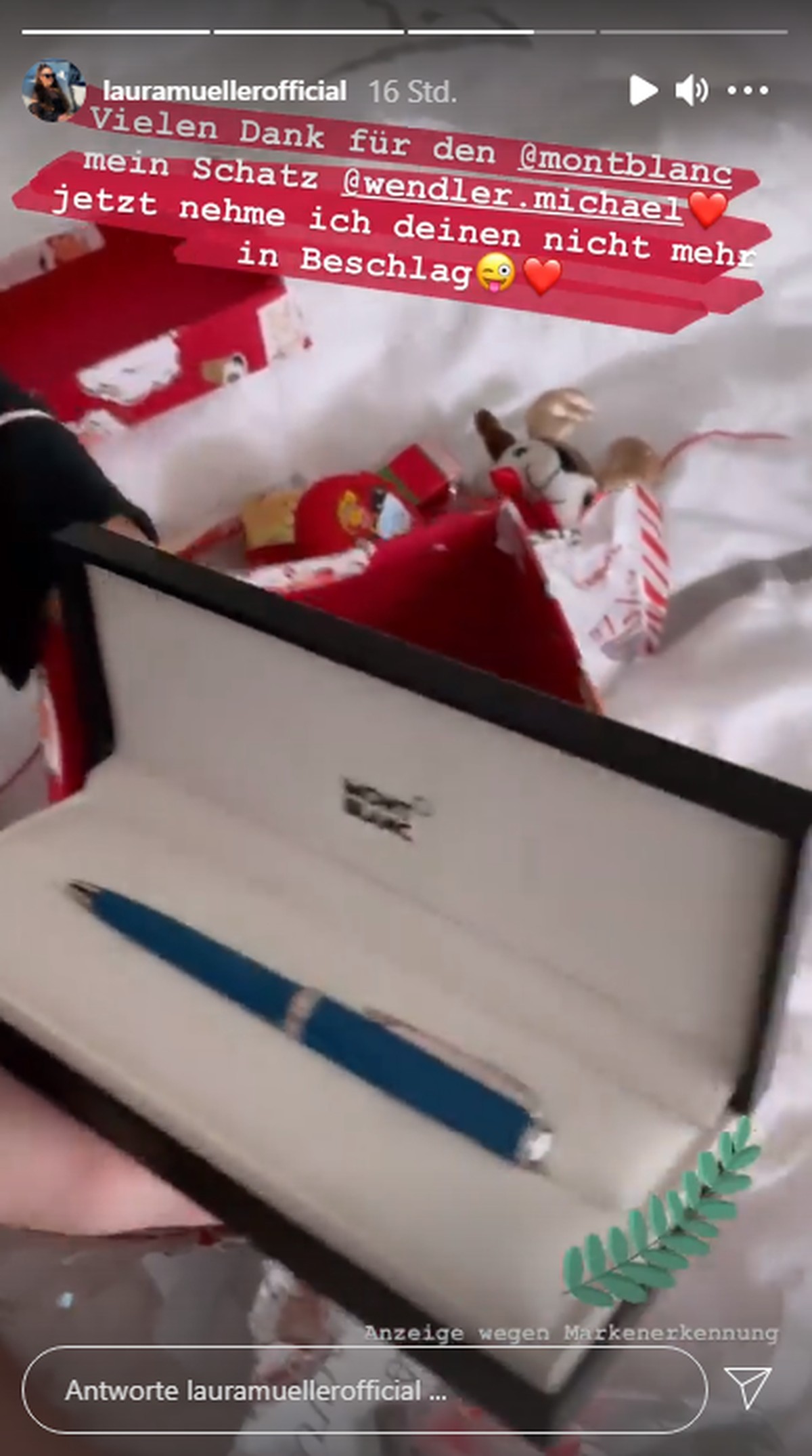 Laura Müller packt einen blauen Edel-Kugelschreiber aus.