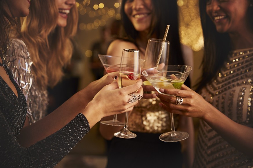 Beim Feiern wachen die meisten Frauen ganz genau über ihren Drink – aus Angst vor K.O.-Tropfen.