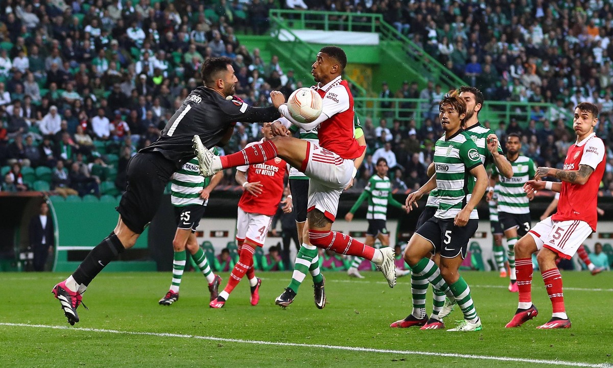 Mandatory Credit: Photo by Kieran McManus/Shutterstock 13794855bk Antonio Adán of Sporting Lisbon punches clear from Reiss Nelson of Arsenal Sporting Lisbon v Arsenal, UEFA Europa League, Round of 16, ...