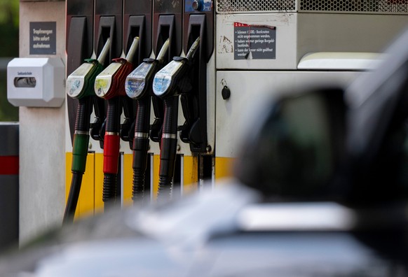 01.09.2022, Bayern, München: Ein Autofahrer hängt an einer Tankstelle in München eine Zapfpistole in die Zapfsäule. In der Nacht vom 31. August auf den 1. September endete eine vorübergehende Senkung  ...