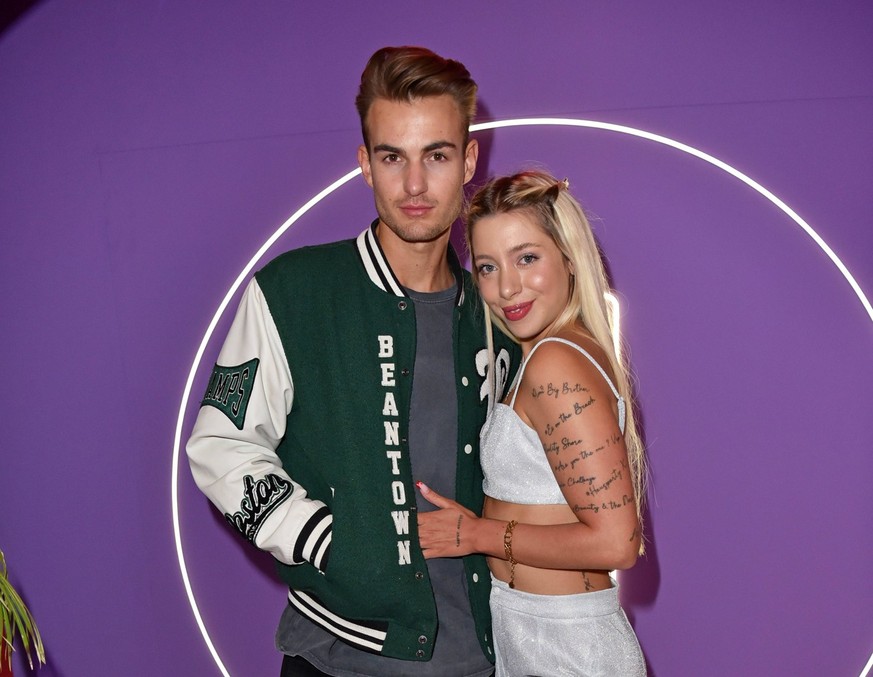 Walentina Doronina mit Freund Can Kaplan bei der Netflix Launch Party zu TOO HOT TO HANDLE.: GERMANY im Deep in Berlin am 25.02.2023 *** Valentina Doronina with boyfriend Can Kaplan at the Netflix lau ...