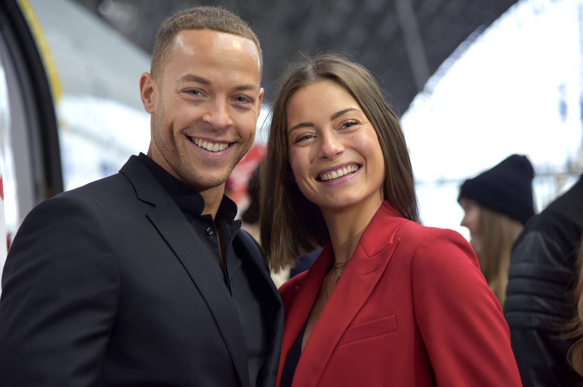 Andrej Mangold mit Freundin Jenny Lange beim duplo x Deutsche Bahn Valentinstagsevent auf dem Hauptbahnhof. Frankfurt am Main, 14.02.2020 *** Andrej Mangold with his girlfriend Jenny Lange at the dupl ...