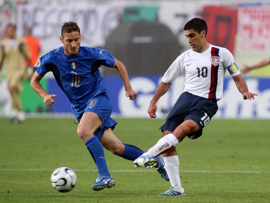 "Captain America" Claudio Reyna (r.) während der WM 2006 im Zweikampf mit Italiens Francesco Totti.