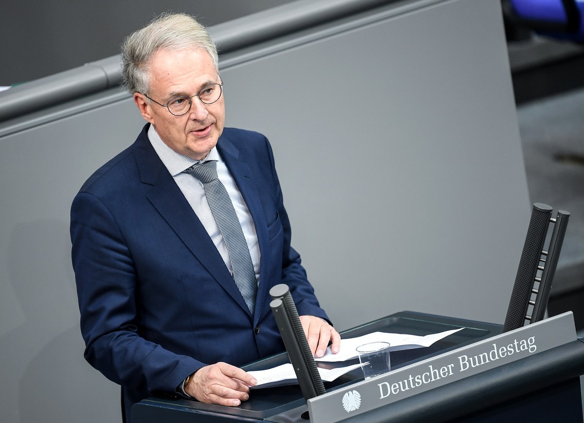 ARCHIV - 29.05.2020, Berlin: Roland Hartwig (AfD) spricht bei der 164. Sitzung des Bundestags. (zu dpa: &quot;Nach Rechten-Treffen trennen sich AfD und Weidels Referent&quot;) Foto: Britta Pedersen/dp ...
