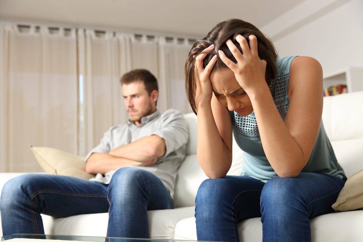 Angry and sad couple after argument ,model released, Symbolfoto PUBLICATIONxINxGERxSUIxAUTxONLY Copyright: xAntonioGuillemx Panthermedia26577890