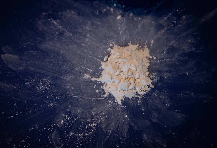 ARCHIV - 16.12.2021, Hamburg: ILLUSTRATION - Gepresstes und hoch konzentriertes Kokain aus einem Kokainfund wird im Rahmen einer Pressekonferenz des Zoll Hamburg gezeigt. Mit einer gro