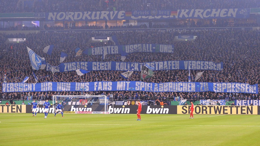 Eines der Transparente am Mittwoch zwischen Schalke und dem FC Bayern.