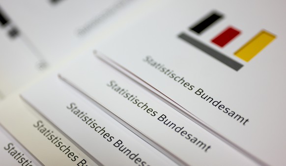 13.01.2023, Berlin: Aktenmappen mit der Aufschrift Statistisches Bundesamt und dem Logo des Amtes liegen bei einer Pressekonferenz zur Vorstellung der ersten amtlichen Zahlen zum Bruttoinlandsprodukt  ...