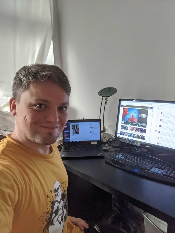 News-Redakteur Philipp hat das Glück eines zweiten Bildschirms und das Pech eines fehlenden Bürostuhls. Gartenmöbel sind auf Dauer nicht bequem... ansonsten ist dieses Homeoffice bisher gar nicht so v ...