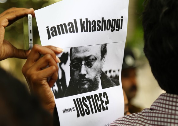 Nach Tod von Jamal Khashoggi, Proteste vor der saudischen Botschaft in Sri Lanka Sri Lanka: Web journalist association A member of Sri Lankan web journalist association holds a placard during a protes ...