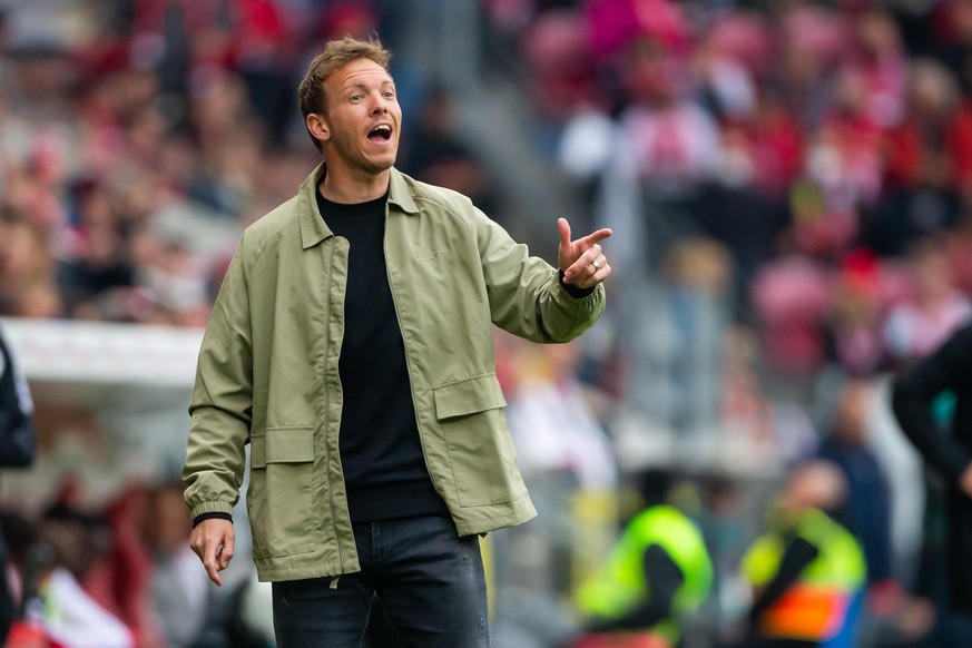 Julian Nagelsmann (Trainer / FC Bayern Muenchen) gibt Anweisungen, FSV Mainz 05 vs FC Bayern Muenchen, Fussball, 1. Bundesliga, 30.04.2022 Foto: Neis/Eibner DFB regulations prohibit any use of photogr ...