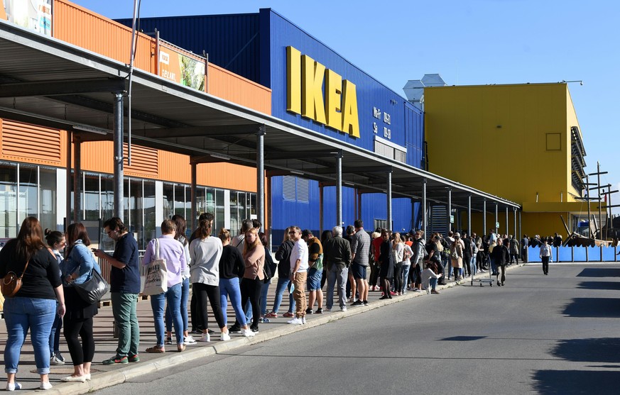 Aufkleber sollen Ikea-Kunden künftig daran erinnern, Abstand zu halten