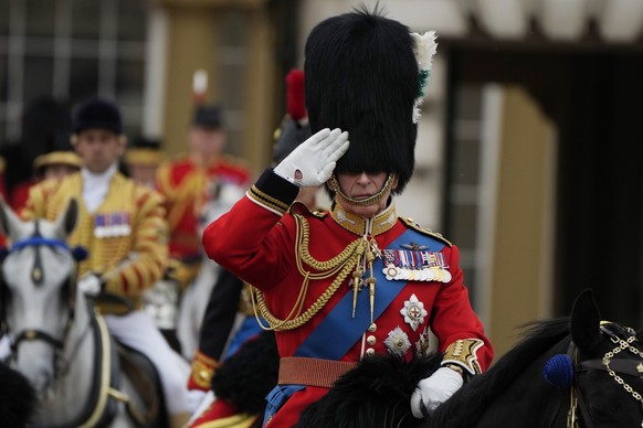 dpatopbilder - 17.06.2023, Großbritannien, London: Der britische König Charles III. verlässt den Buckingham Palace, um an der &quot;Trooping-the-Colour&quot;-Parade in London teilzunehmen. Erstmals se ...