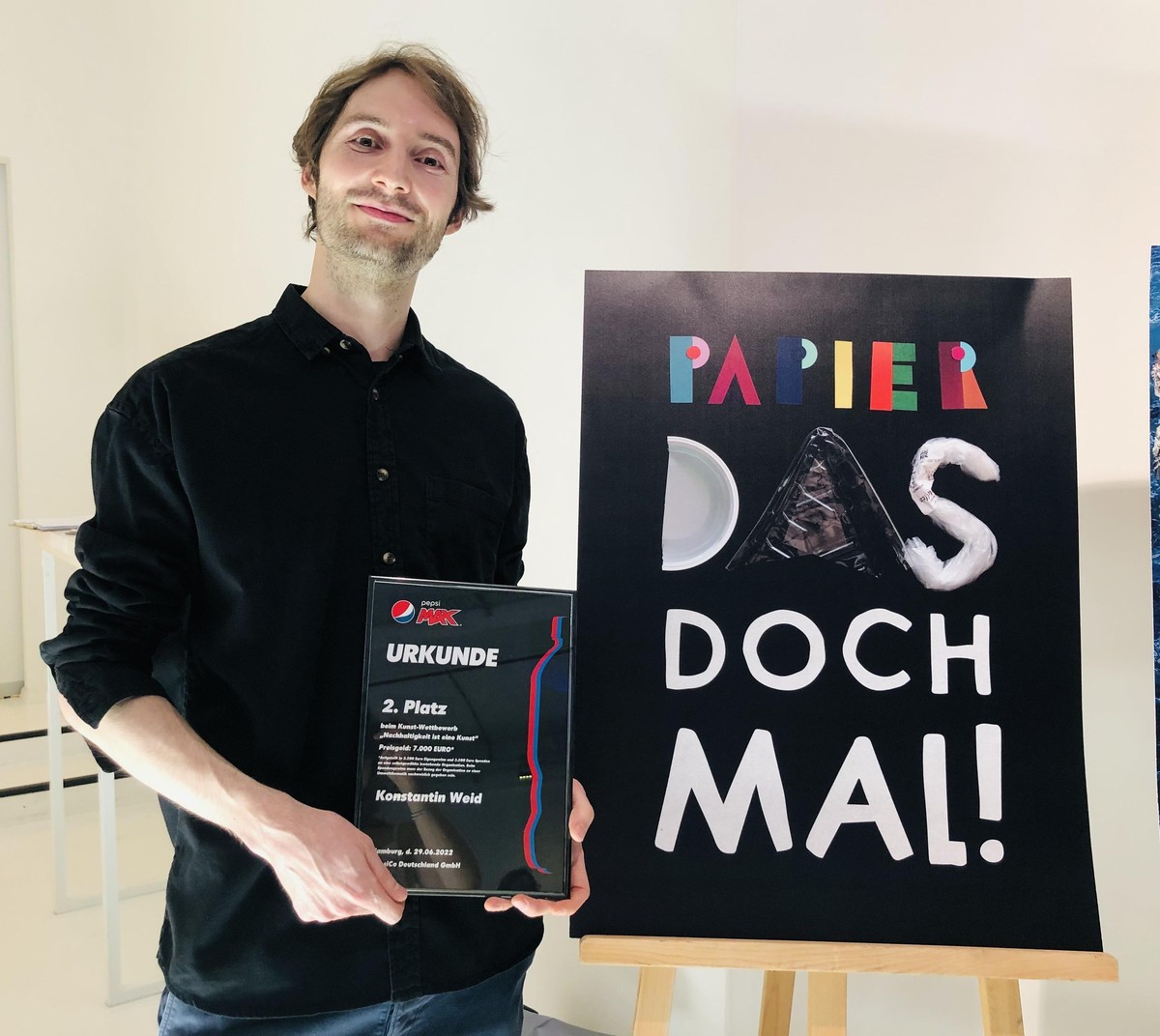 Mit seinem Plakat "Papier das doch mal!" gibt Konstantin Weid sogleich eine Antwort auf die Frage nach nachhaltigeren Verpackungsalternativen.